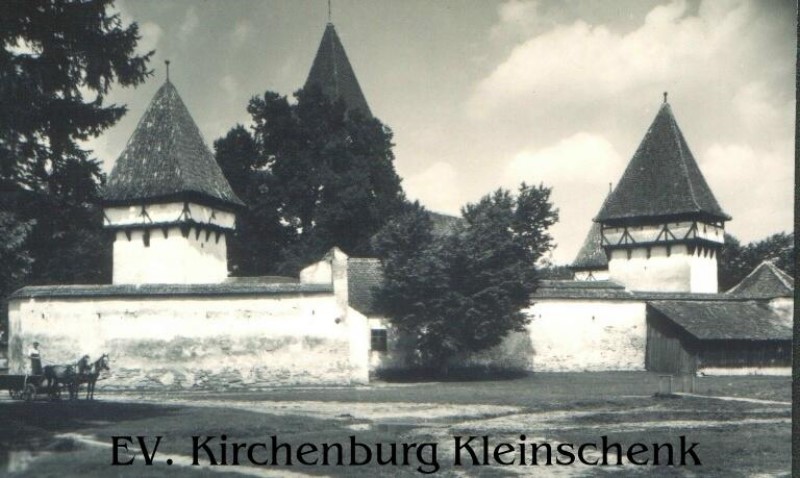 ../Images/Kirchenburg_Eing_sw.jpg
